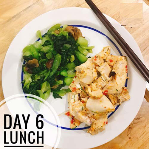 bạn có thể dùng các món súp, salad rau xanh, ít tinh bột, các loại thịt nạc, cá, hải sản,..