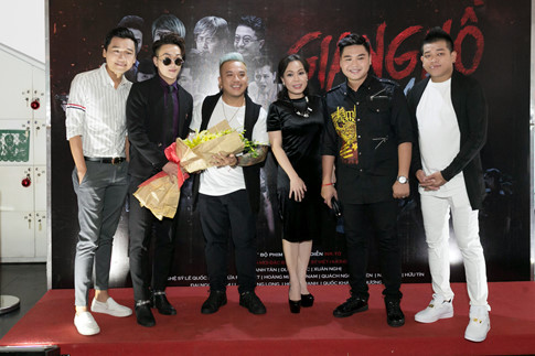 Đạo diễn Mr. Tô (tóc trắng) bên Việt Hương và các diễn viên chính trong phim