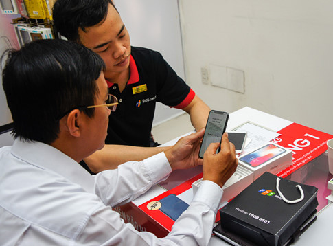 Khách hàng nhận iPhone X trong ngày mở bán chính thức tại Việt Nam