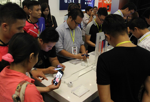 Khách hàng trải nghiệm iPhone X tại ngày mở bán của Thế Giới Di Động