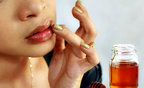 Bôi mật ong lên môi bị nẻ cũng là một cách tốt và hiệu quả.
