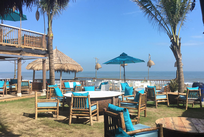 Đến đây khách hàng vừa có thể thường thức đồ uống lại có thể ngắm nhìn cảnh biển nơi đây. Chúng được Tripadvisor bình chọn vào top 25 bãi biển đẹp nhất châu Á năm 2017.