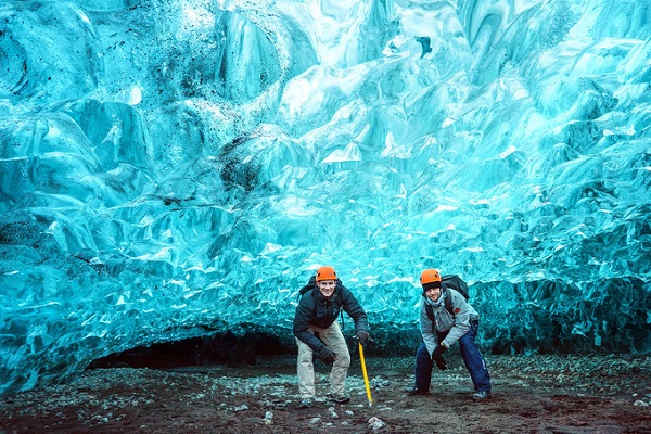 Khám phá động băng ở Iceland