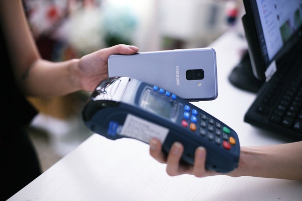 Tính năng Samsung Pay đang được các bạn trẻ yêu thích bởi tiện dụng và sành điệu