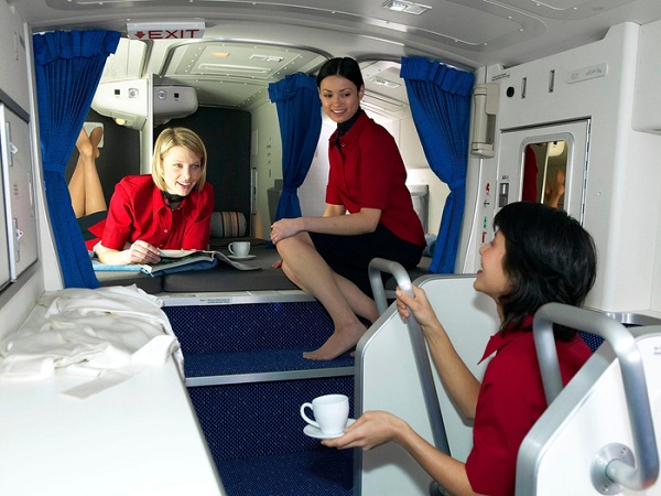 Trên những máy bay thân rộng như Boeing's Dreamliner, có một căn phòng nhỏ được ngụy trang như một chiếc tủ nhỏ nếu nhìn từ bên ngoài