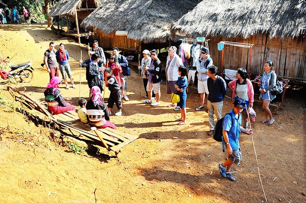 Nhóm khách gia đình người Việt thăm ngôi làng của người cổ dài ở Chiang Mai (phía tây bắc Thái Lan) -