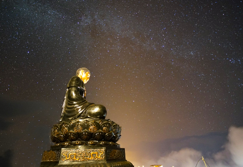 Từ Kim Sơn Bảo Thắng Tự đi dọc theo con đường La Hán xuống, du khách sẽ bắt gặp Đại tượng Phật A Di Đà cao 21,5m, được đúc bằng đồng theo kỹ thuật hiện đại nhất hiện nay. Đây là bức tượng Phật bằng đồng cao nhất Việt Nam tới thời điểm này.